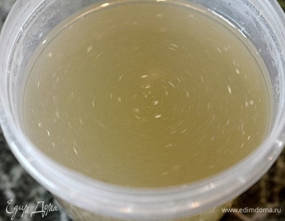 Бульон процедить, добавить предварительно замоченный желатин.