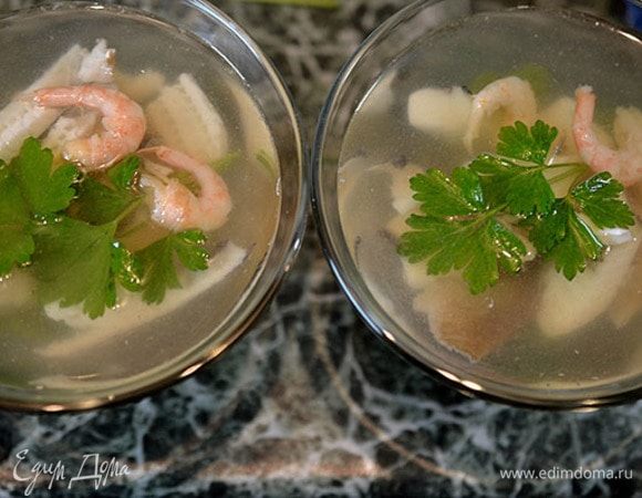 Сверху выложить по веточке зелени и несколько креветок. Аккуратно залить бульоном. Убрать в холод на несколько часов.