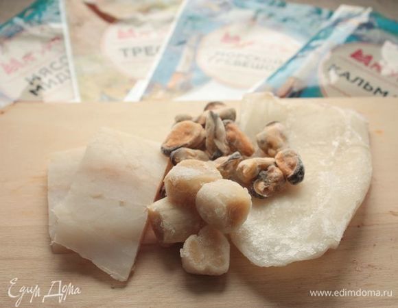 Морепродукты ТМ «Магуро» промойте, сбрызните лимонным соком и оставьте мариноваться в течение 15-20 минут. Если у вас очищенное филе кальмара и мидии, подготавливать их дополнительно не нужно.