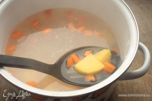 Картофель с морковью также порежьте на кусочки и отварите в рыбном бульоне до полной готовности.