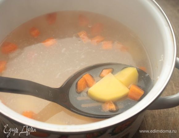 Картофель с морковью также порежьте на кусочки и отварите в рыбном бульоне до полной готовности. 