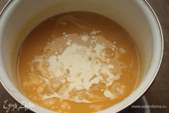 С помощью погружного блендера взбейте суп, чтобы превратить его в суп-пюре. В конце добавьте немного сливок, выровняйте на соль и прогрейте на слабом огне в течение 5-7 минут.