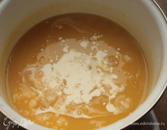 С помощью погружного блендера взбейте суп, чтобы превратить его в суп-пюре. В конце добавьте немного сливок, выровняйте на соль и прогрейте на слабом огне в течение 5-7 минут. 