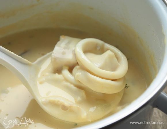 Верните в суп треску и морепродукты и оставьте суп настояться в течение примерно получаса.