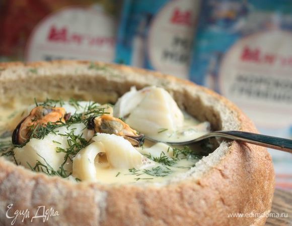 Аккуратно перелейте суп в хлеб, посыпьте укропом и сразу же подавайте к столу, накрыв хлебной крышечкой. Приятного аппетита!