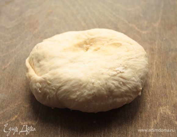 Приготовьте тесто: разведите дрожжи и сахар в теплой воде и оставьте на 10 минут. Влейте воду с дрожжами в просеянную с солью муку и замесите тесто. В конце добавьте растопленное сливочное масло, слегка вымесите тесто и оставьте его в тепле на 30 минут, накрыв полотенцем. Далее тщательно вымесите тесто и отправьте его подниматься в теплое место в течение 1 часа.