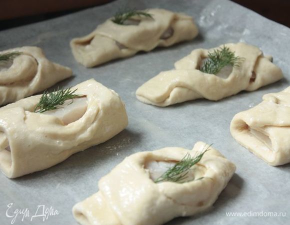 Пирожки отправьте расстаиваться в тепле примерно 20-25 минут перед выпеканием. Расстоявшиеся пироги смажьте взбитым белком и отправьте в духовку при 180°С на 15-20 минут.