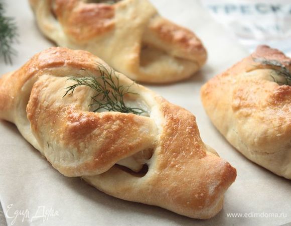 Готовые пирожки достаньте из духовки и дайте им немножко отдохнуть, после чего подавайте к столу!