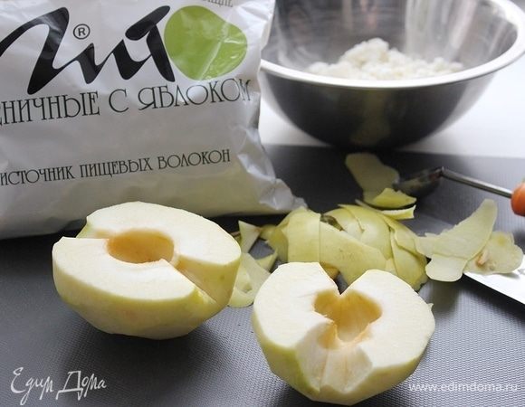 Яблоко очистить от кожуры, удалить сердцевину. В случае, если яблоко крупное, то одного достаточно.