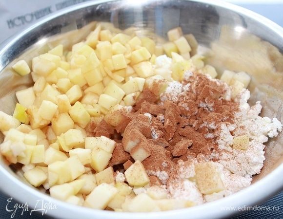 К творогу и яблоку добавить корицу. Количество корицы из ваших предпочтений (например, когда готовлю штрудель к приходу подруги, добавляю корицы столько, что получается штрудель с корицей :)