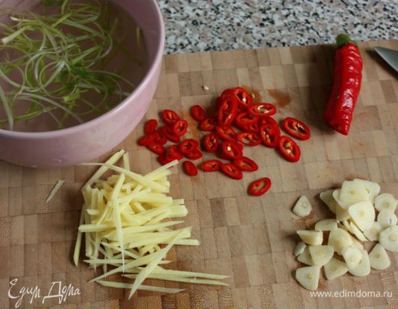 Нарезать тонкими полосками имбирь и лук, чеснок —
 пластинами, а чили — колечками. Пак-чой разрезать вдоль.
Лук положить в миску с ледяной водой.