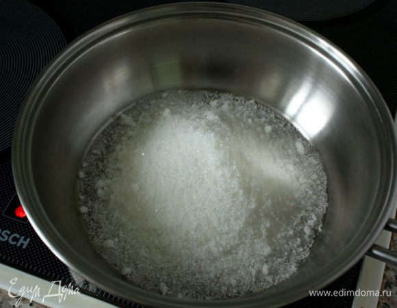 Сковороду поставить на средний огонь и высыпать в нее сахар.