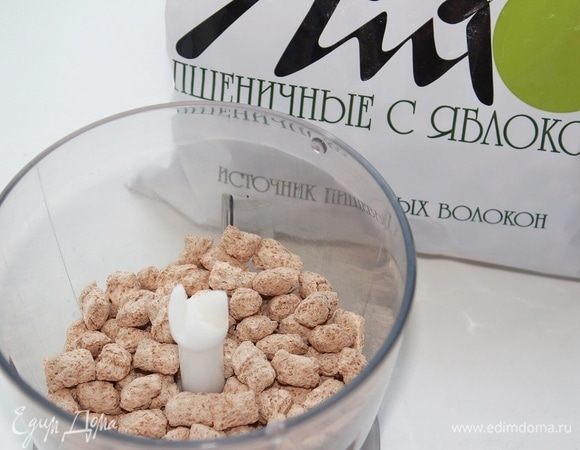 Отруби ТМ «Лито» погрузить в чащу блендера.