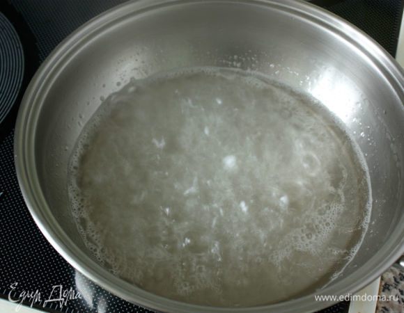 Добавить 100 мл горячей воды. Готовить примерно 5 минут, не перемешивая, а  лишь слегка покачивая сковороду.
