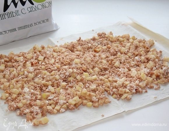 На лист тонкого лаваша (беру тот, что свернут в рулет, и надпись на заводской этикетке «ролл пшеничный». Он без дрожжей, в составе только мука, вода и соль. Беру 1/2, 100 г) выложить начинку и распределить по всей поверхности, оставив края свободными для заворачивания.