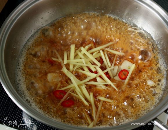 Добавить имбирь, чеснок и чили, перемешать.