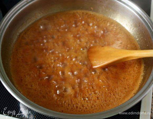 Влить в сковороду 50 мл горячей воды и рыбный соус, довести до кипения.