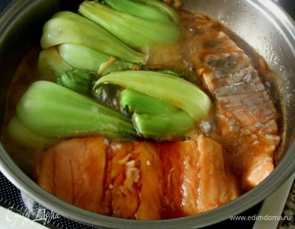 Положить рыбу в кипящий соус, уменьшить огонь, затем добавить капусту срезами вниз. Готовить еще 3-5 минут. (Выбирайте сковороду попросторнее!)