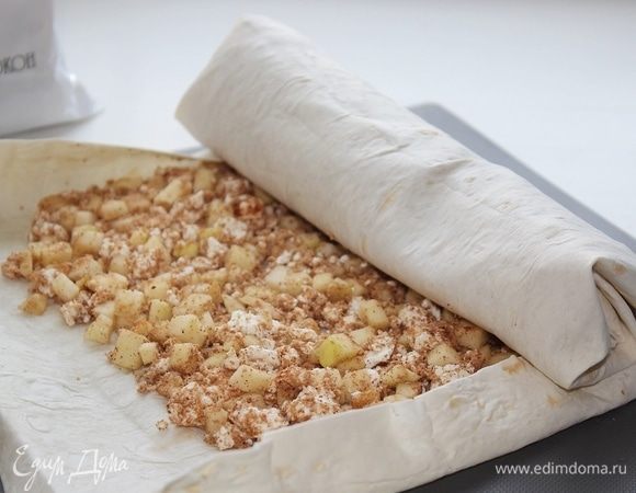 Загибая края, свернуть в рулет.