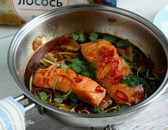 Снять сковороду с огня, украсить сверху луком и кориандром.

