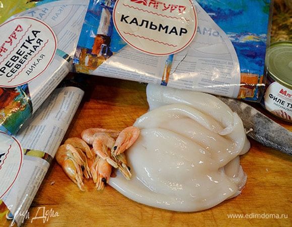 Подготовим рыбу, кальмар, креветки. тунец. В рыбных блюдах я всегда использую продукцию ТМ «Магуро». Продукция ТМ «Магуро» заморожена методом шоковой заморозки, практически не содержит льда и обладает высокими вкусовыми качествами.