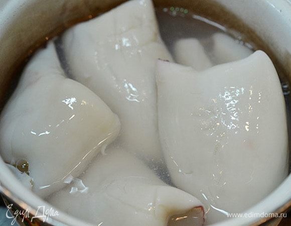Кальмар отварим в кипящей воде не более 2-х минут.
