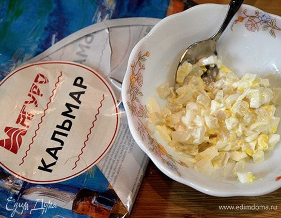 Нарежем, смешаем с вареным яйцом, добавим сметану, посолим.