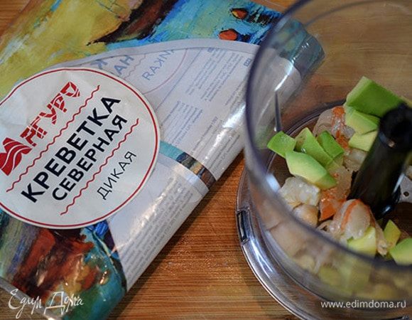 Креветки отварим, почистить. В чашу блендера кладем креветки и нарезанный авокадо, добавляем сметану.