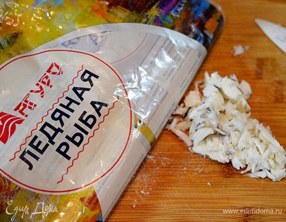 Ледяную рыбу отварим, затем нарежем.