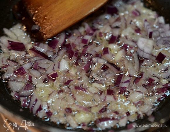 Лук почистим, нарежем, обжарим с маслом.