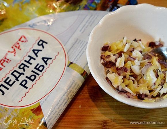 Жареный лук добавляем к рыбе, сюда же добавляем тертый сыр.