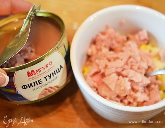 Тунец разомнем вилкой, смешаем с вареным нарезанным яйцом.