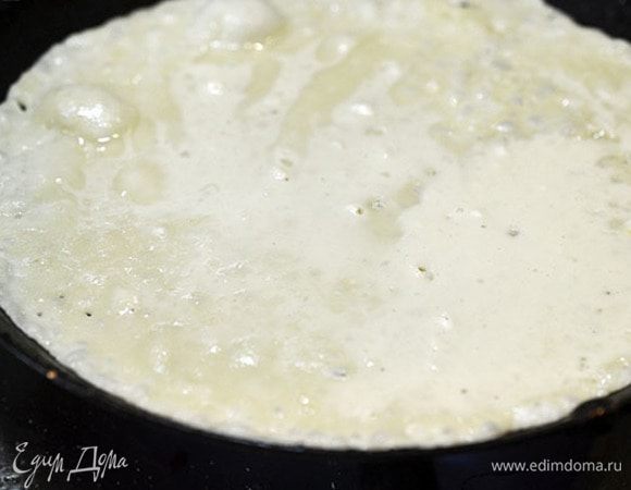 Блины. В теплое молоко добавим чайную ложку сахара и дрожжи. После появления пенной шапочки добавляем остальные ингредиенты и жарим блины.