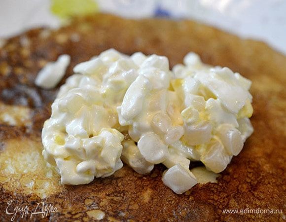 На блины выкладываем начинку.