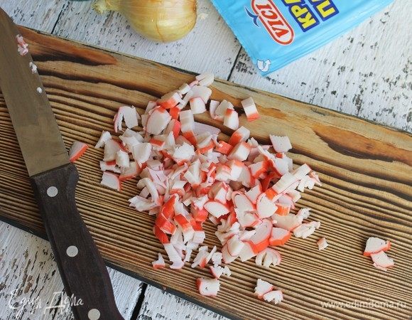 Крабовые палочки ТМ VICI нарезать кубиками.