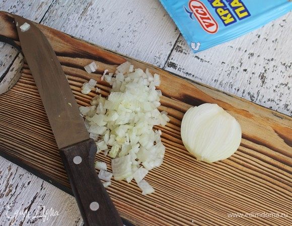 Лук мелко нашинковать.