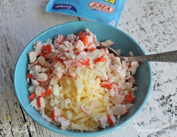 Соединить все ингридиенты и перемешать.