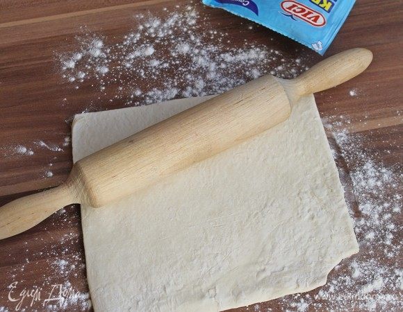 Тесто тонко раскатать.
