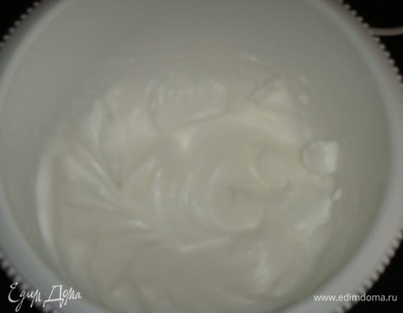 Белки взбить с щепоткой соли до упругой пены.