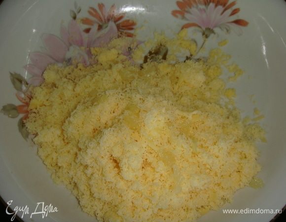 Сыр и чеснок натереть на самой мелкой терке.