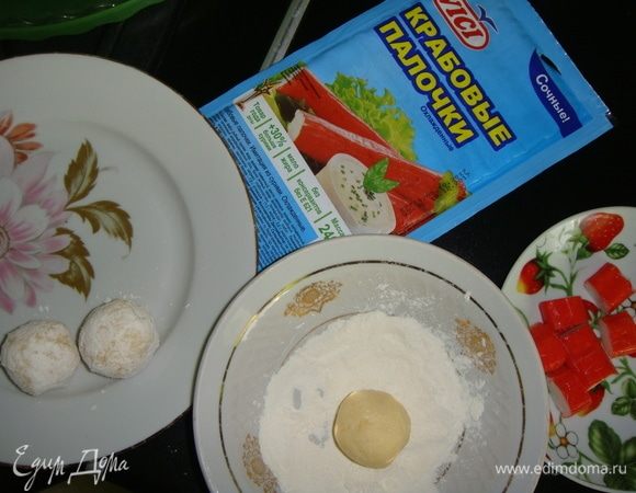 Каждый шарик обваливаем в муке.