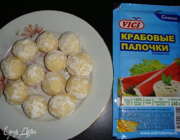 Разогреть подсолнечное масло в небольшой кастрюле.