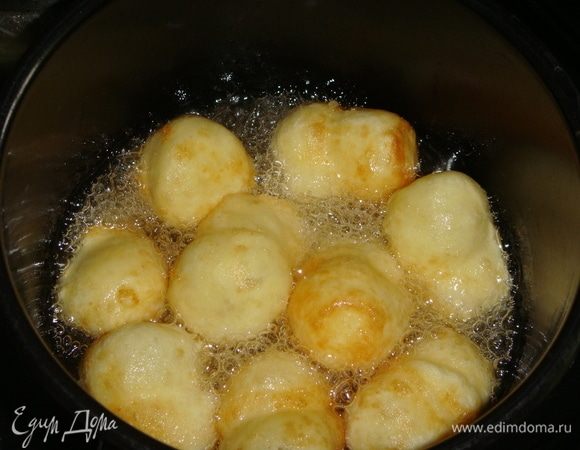 Выкладываем шарики в раскаленное масло и обжариваем до золотистого цвета, не забывая их переворачивать.