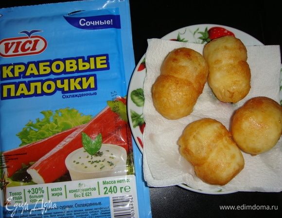 Выкладываем пышечки на бумажное полотенце, чтобы убрать лишний жир.