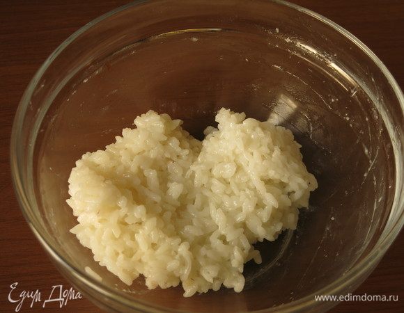Отварим рис и заправим как в рецепте суши «рыбки».