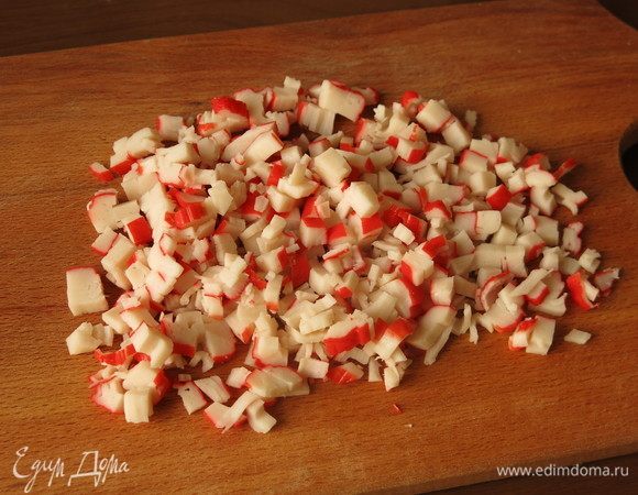 Нарежем крабовые палочки (крабовое мясо ТМ Vici).
