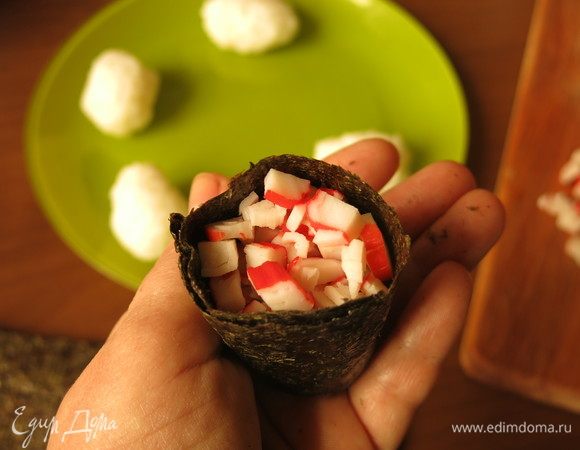 Вкладываем крабовые палочки порезанные.