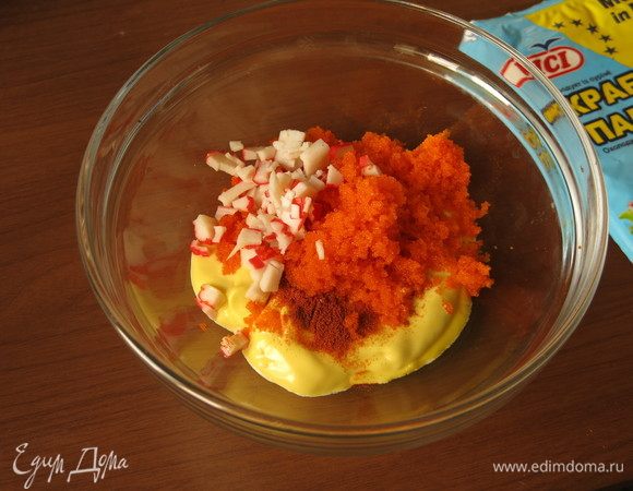 Для соуса смешаем майонез, икру, специи и пару ложек крабовых палочек. Вместо кайенского у меня красный перец, майонез — домашний на горчичном масле. 