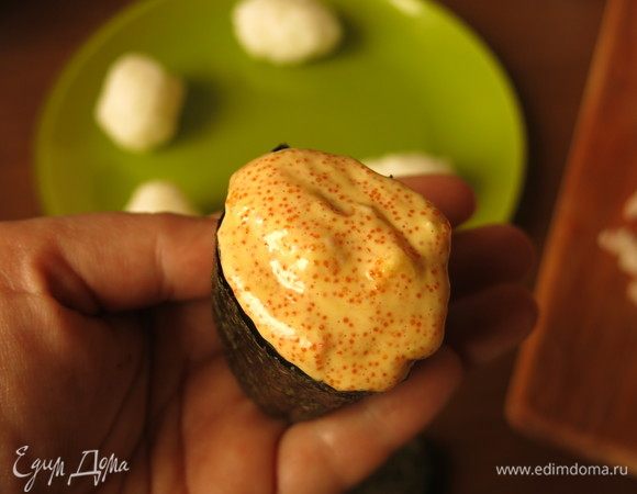 Сверху поливаем спайси-соусом.
Для декора я использовала половинки креветок ТМ Vici. Ставим выпекаться при 180°С 5 минут, для большей корочки время запекания увеличиваем.