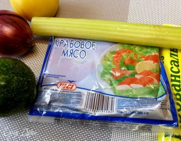 Подготовим необходимые ингредиенты для салата. Для салата ничего варить не надо, если, конечно, вы не захотите взять настоящего краба. Но крабовое мясо от VICI здесь очень гармонично.
